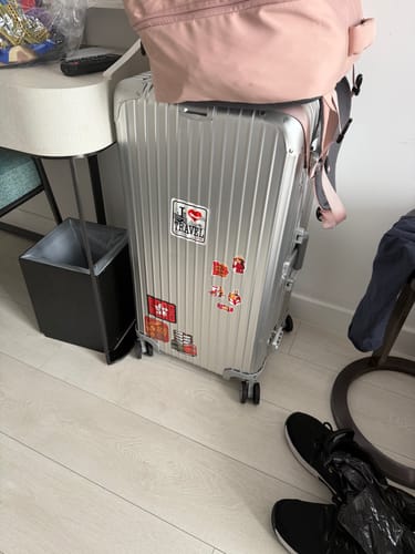 Gwen S. review of ALUMINIUM SUITCASE image 1 out of 1