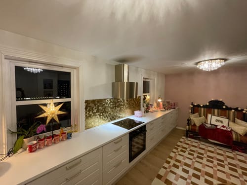 En anmelders kjøkken sett fra siden, med skinnende hexagon gull selvklebende veggfliser som backsplash.