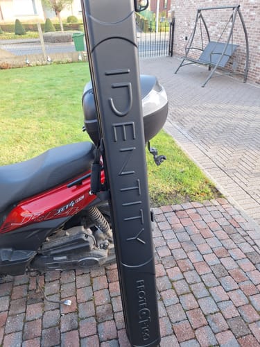 Recensent toont de harde, zwarte IDENTITY PROTECT CASE 190 die buiten op een terras staat.