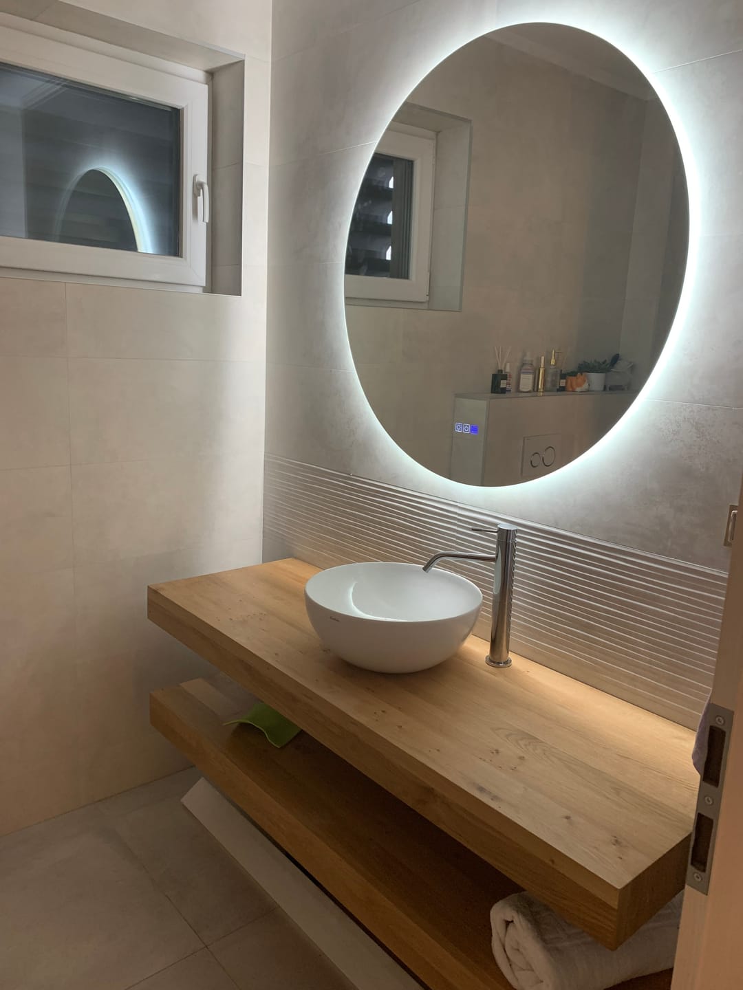 Customer photo review of Oglinda LED Rotunda, Touch LED, Dimare, Dezaburire, LED Reglabil 3000K-6000K - Gama Ambient Model 1