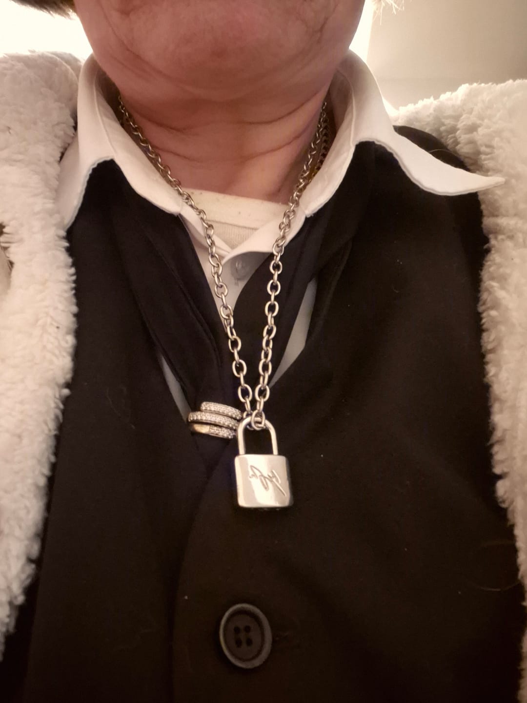 Customer photo review of SKZ World Tour Dominate: celebrATE Necklace by Hyunjin