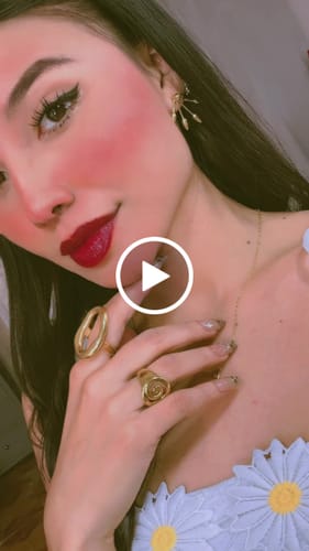 Customer video review of Collar Inicial + Corazón