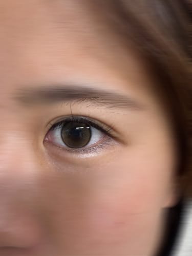 レビュアーによる「First Love Kristin - ブラウン」を装着した目のクローズアップ。自然な茶色の瞳を演出しています。