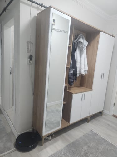 Müşterinin koridoruna kurduğu ceviz ve beyaz renkli Rani EA131 portmantosu.