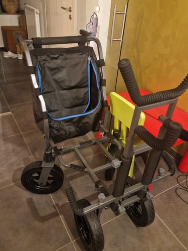 Recensent toont de gemonteerde 4 WHEEL SHUTTLE met de zwarte opbergtas binnenshuis.