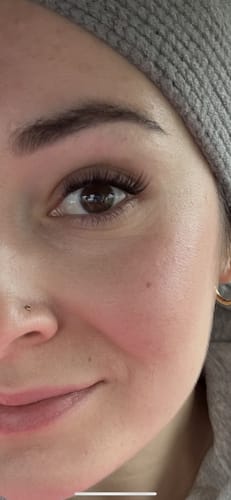 Nahaufnahme vom Auge einer Kundin, die die vollen Wimpern aus der MY BESTIE MIXED BOX trägt.