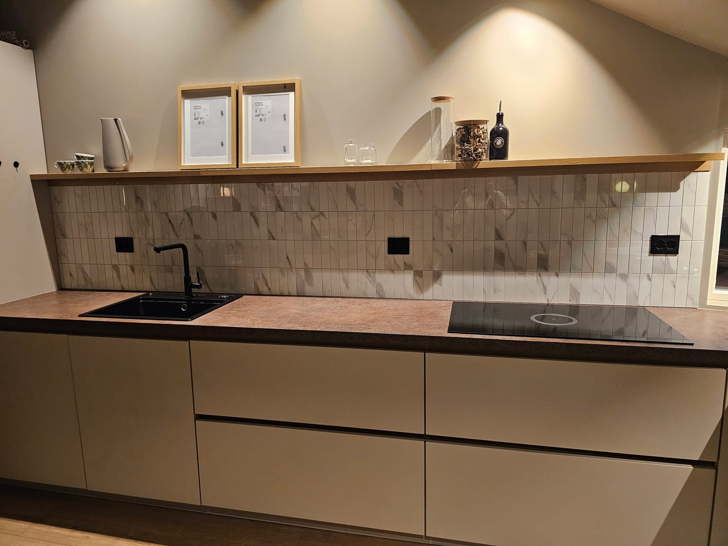 Customer photo review of Amalie hvit selvklebende veggfliser