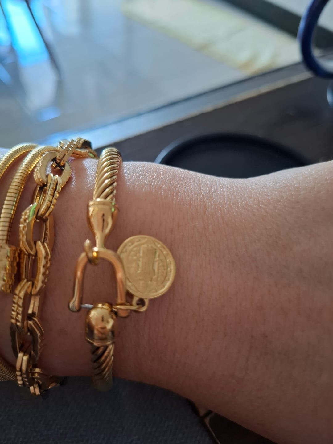 Customer photo review of Bracelete Pingente São Bento Banhado em Ouro 18K