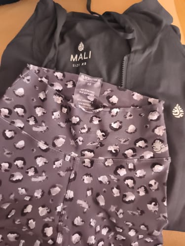 Cliente mostrando los Legging Extra Long Eco Jaguar Stone junto a un polerón gris oscuro a juego.