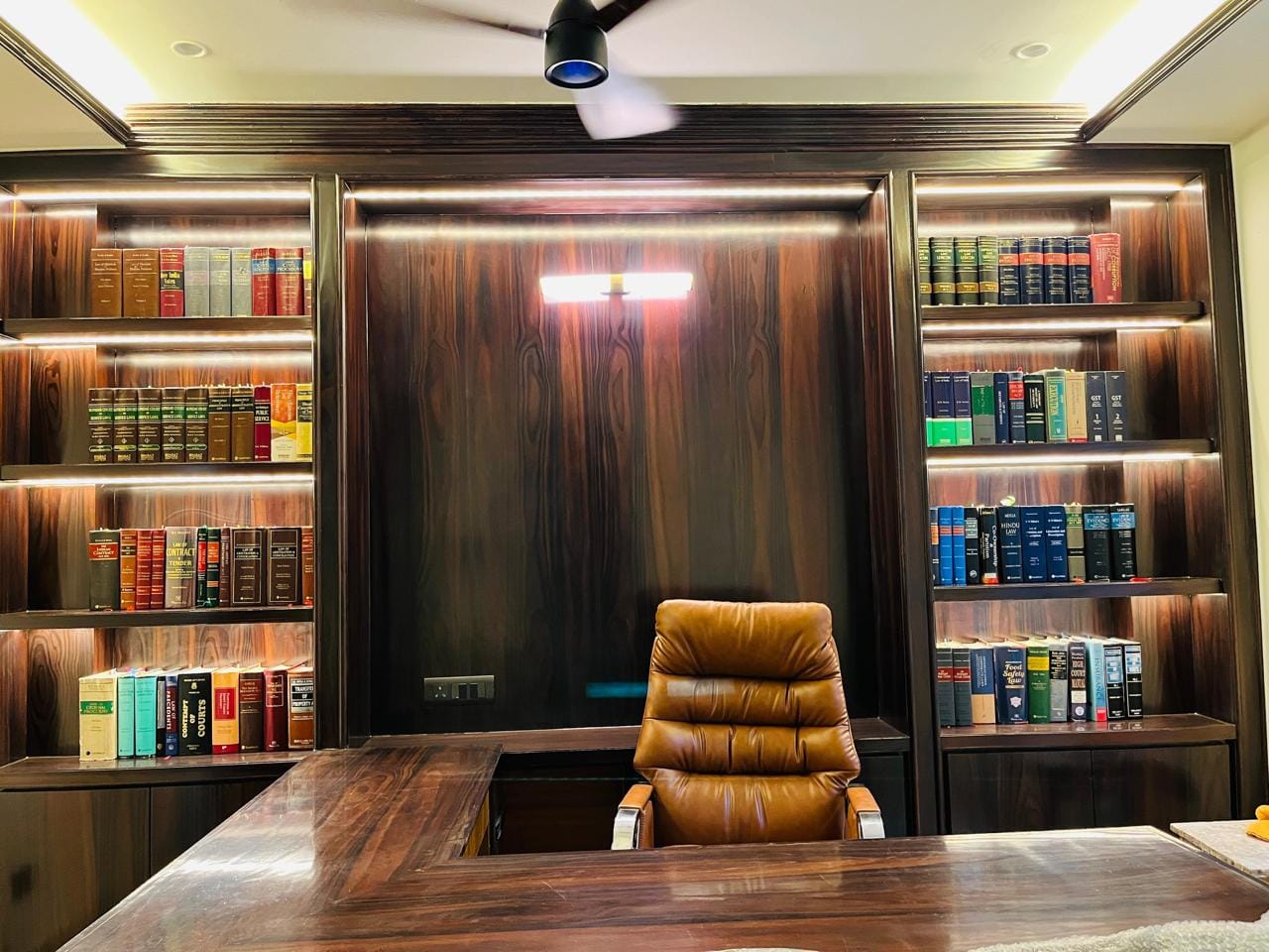 Customer photo review of Ettorez FORTUNA Premium Leatherette Chair