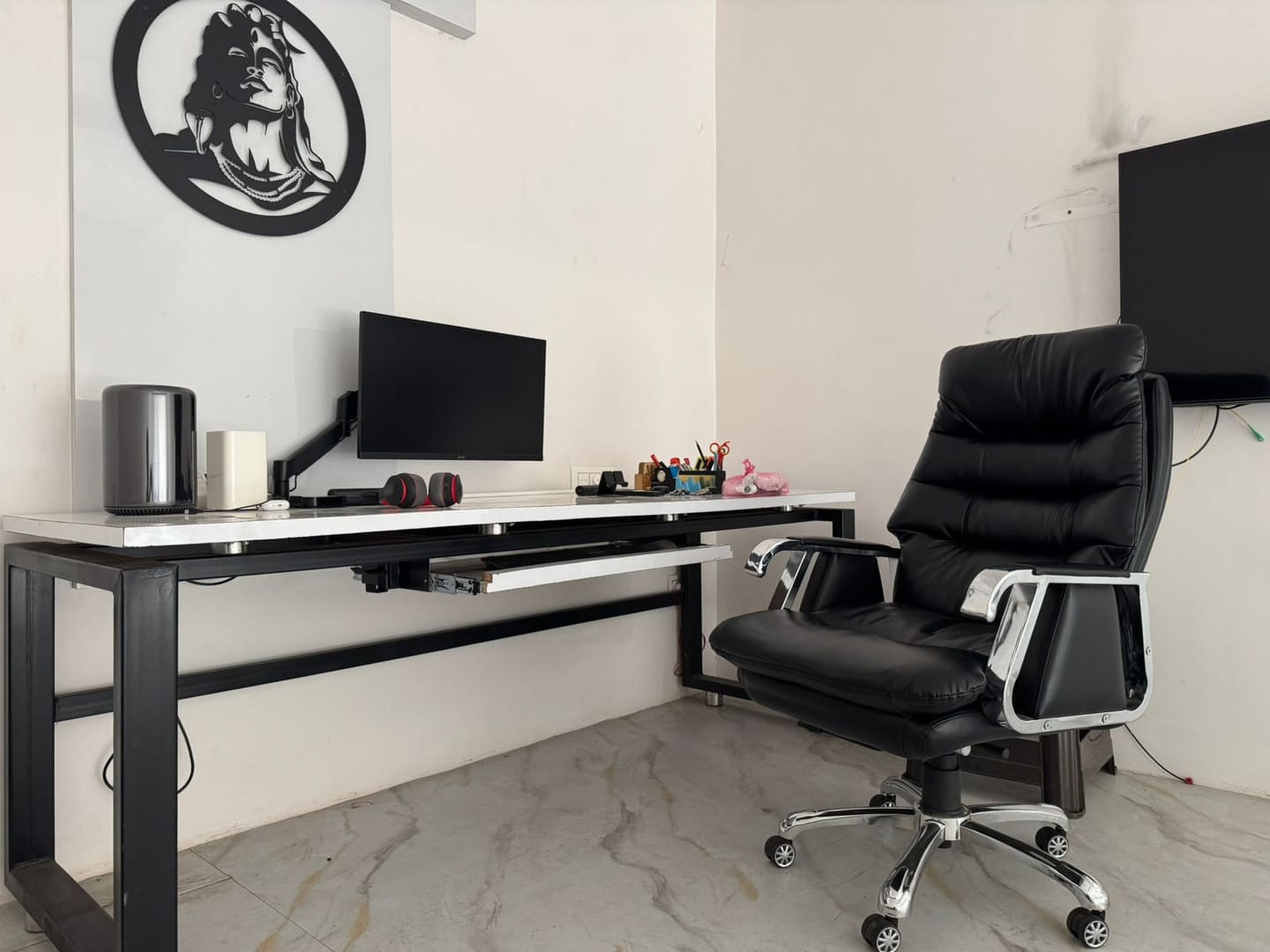 Customer photo review of Ettorez FORTUNA Premium Leatherette Chair