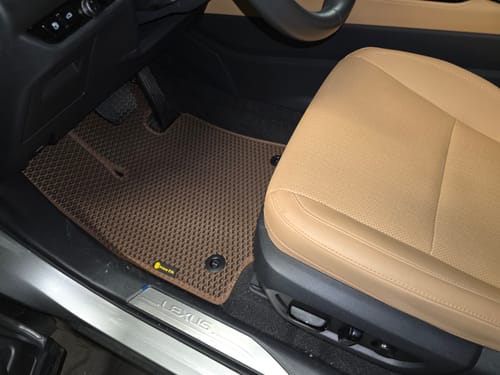 Zdjęcie od klienta przedstawiające brązowy, dopasowany dywanik samochodowy zamontowany po stronie kierowcy.