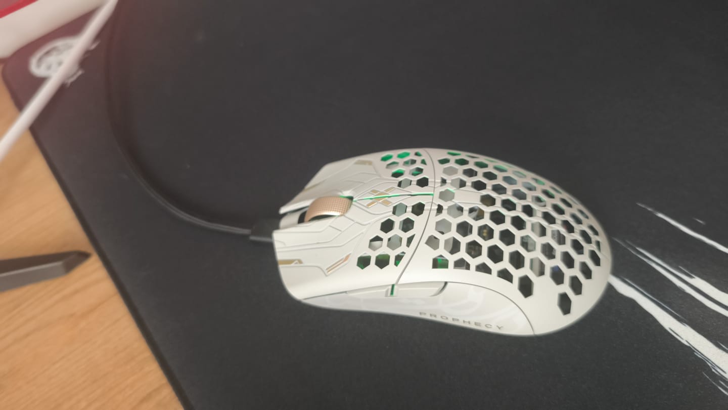 Customer photo review of Finalmouse ULX Prophecy Karbon Fiber Wireless Mouse