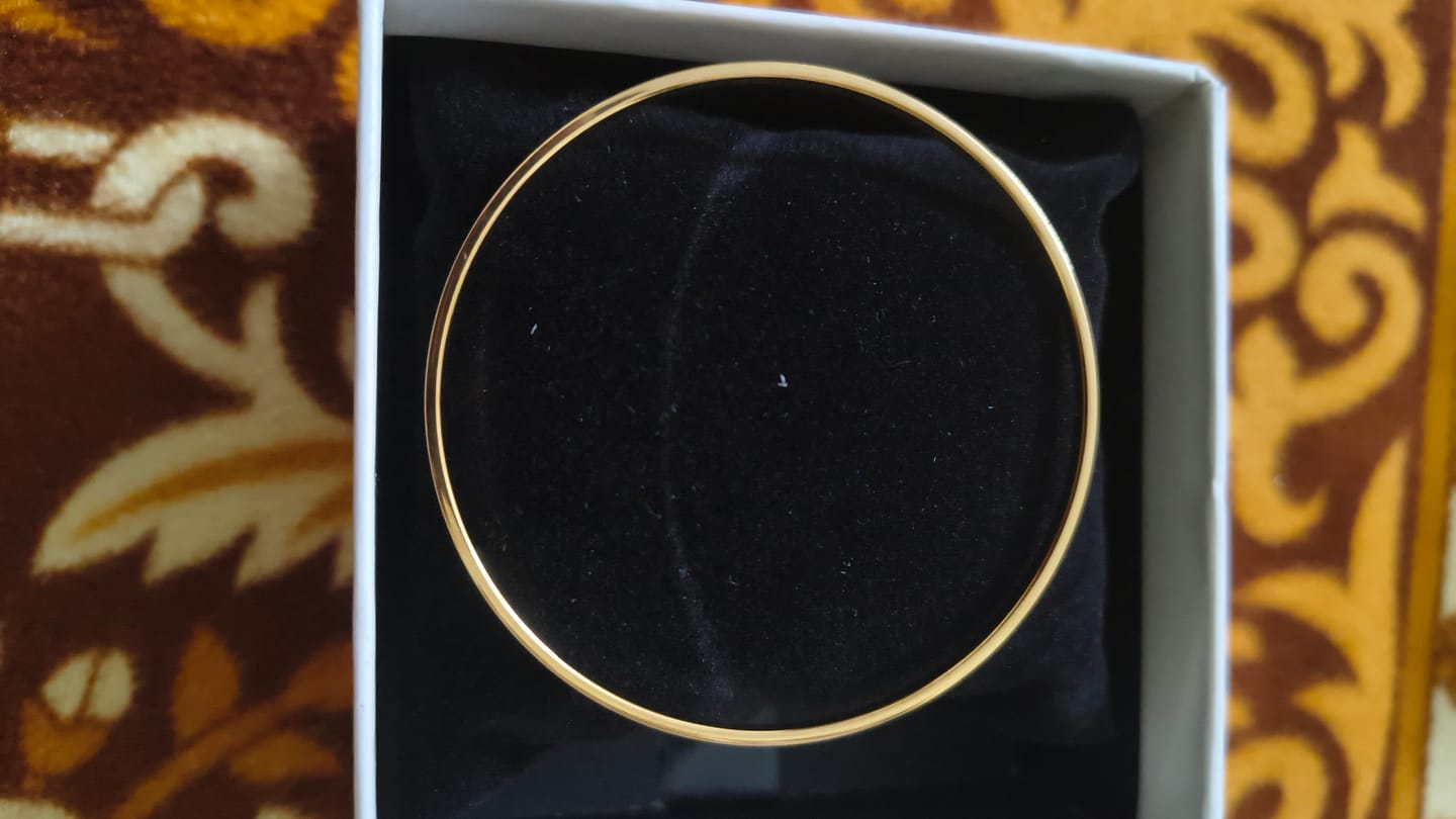 Customer photo review of Flat Wire Bangle Bracelet