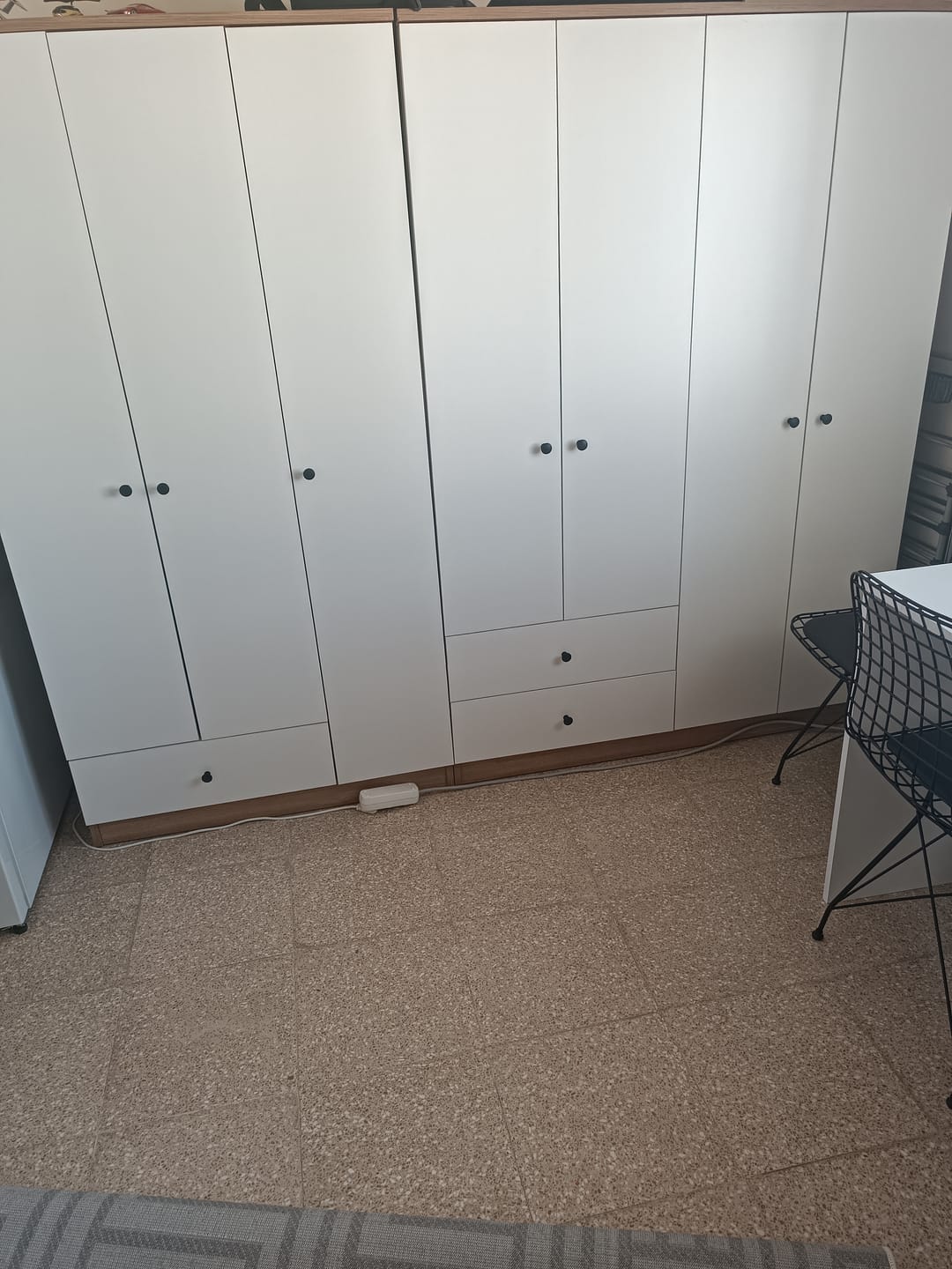 Customer photo review of Rani BA108 Geniş Gardırop Elbise Dolabı 4 Kapaklı 2 Çekmeceli 1 Raflı 2 Askılı Sepet Ceviz - Beyaz