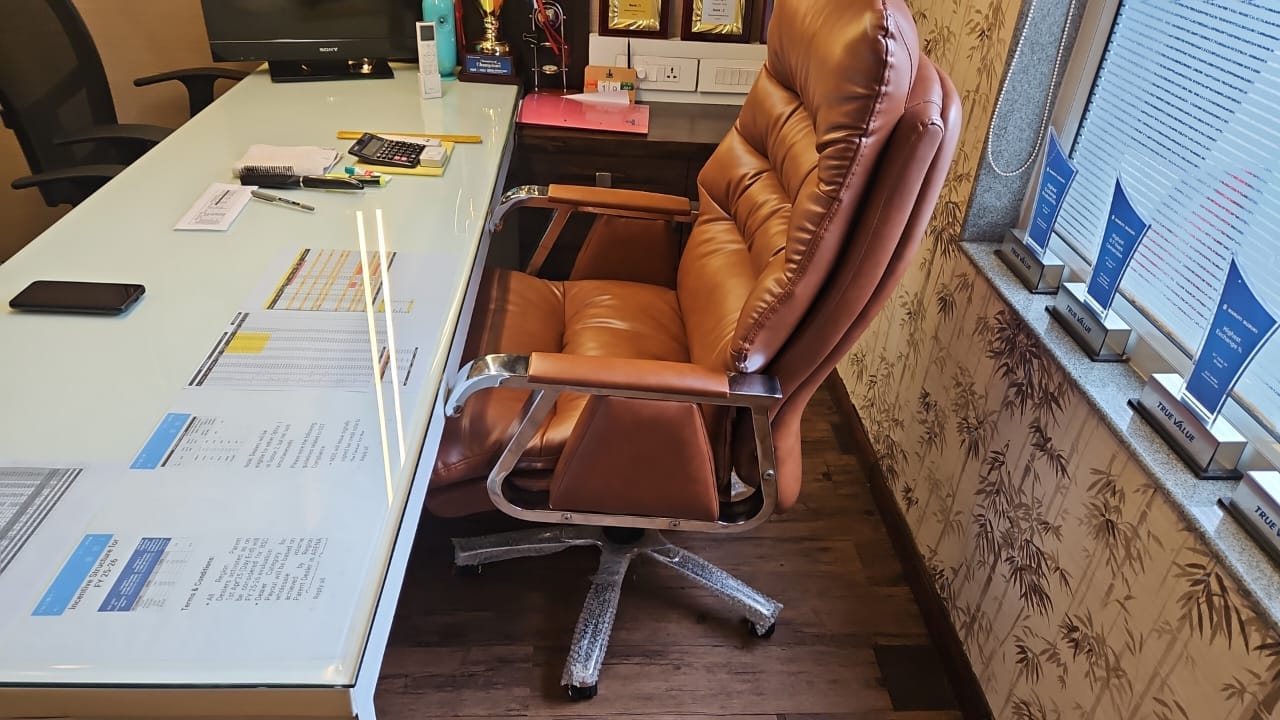 Customer photo review of Ettorez FORTUNA Premium Leatherette Chair
