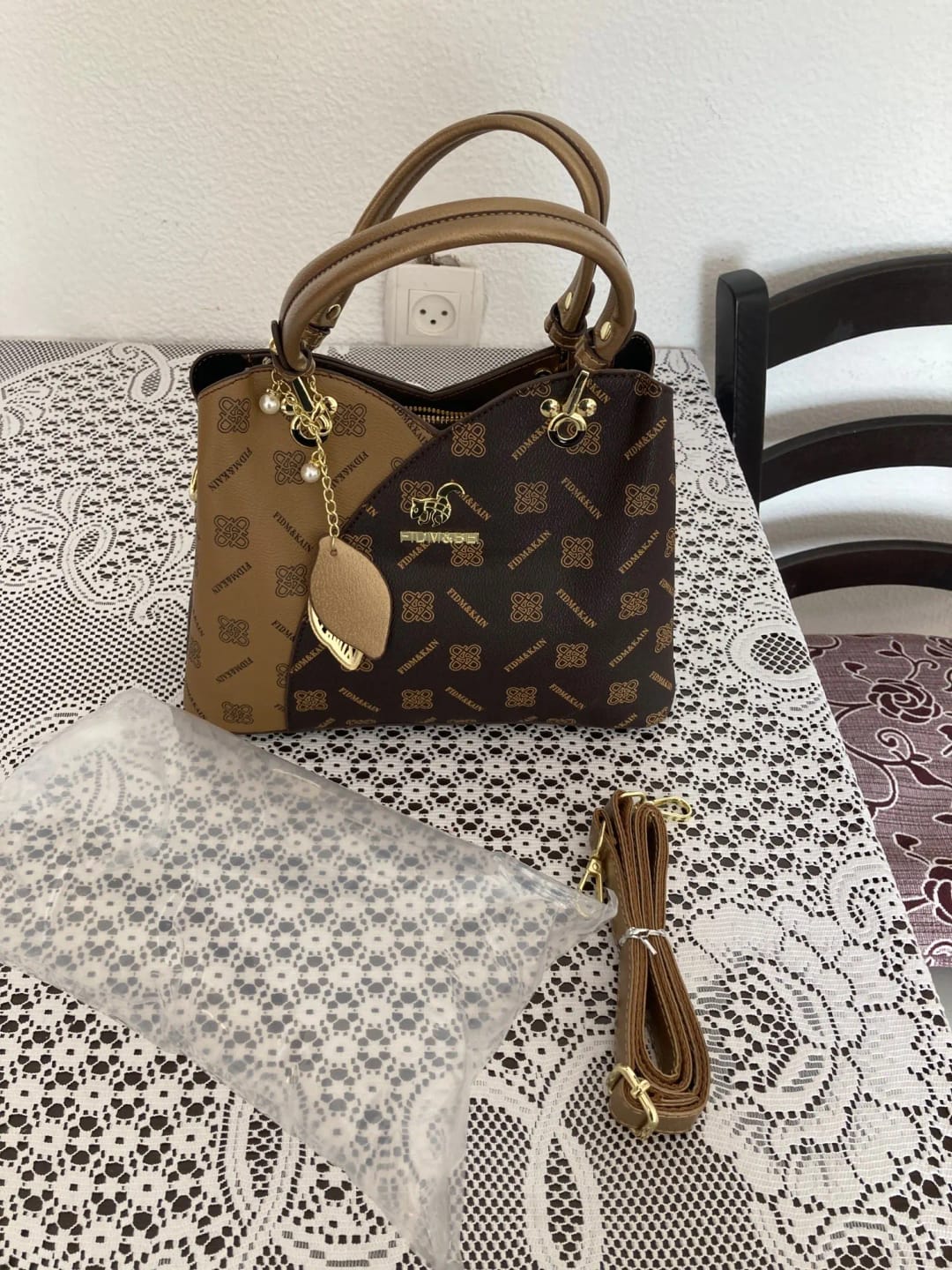 Customer photo review of Luxury Brand Designer Women'S Handbag Leather Printed Shoulder Bag Large Capacity Classic Retro Crossbody Bag Commuting Tote Bag