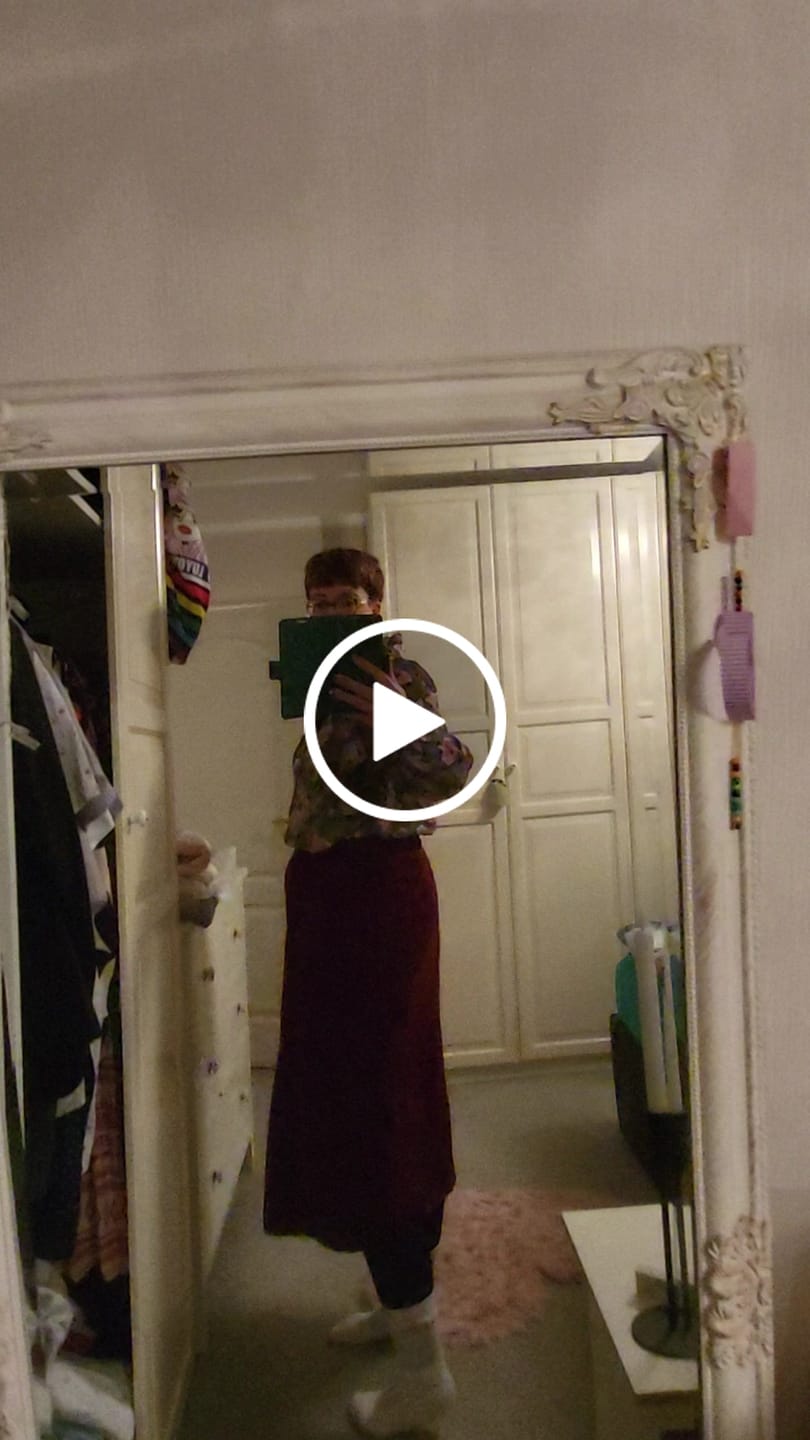 Customer video review of Rock Sofie Cherry mit Gürtel