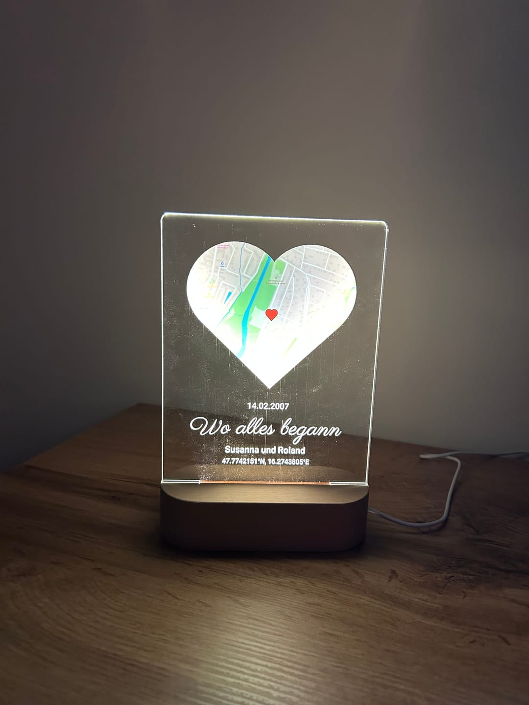 Customer photo review of Wo alles begann - Personalisiertes Nachtlicht mit LED-Holzfuß (14x20)