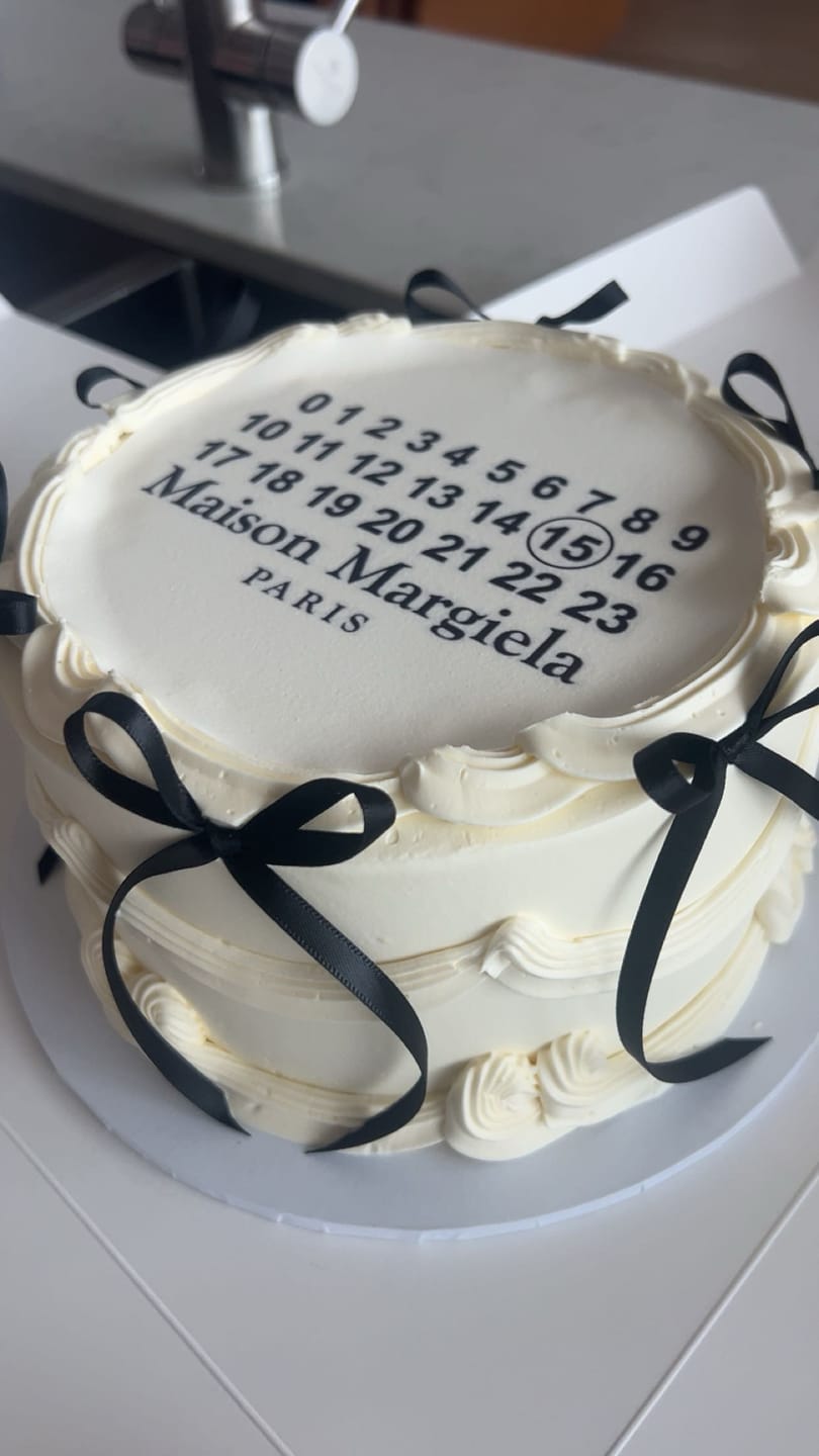 Customer photo review of 15 cm Round Custom Edible Icing Image
