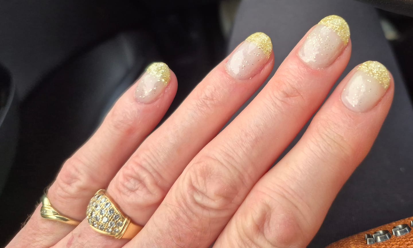 Customer photo review of Shallow Gold Dipping Powder