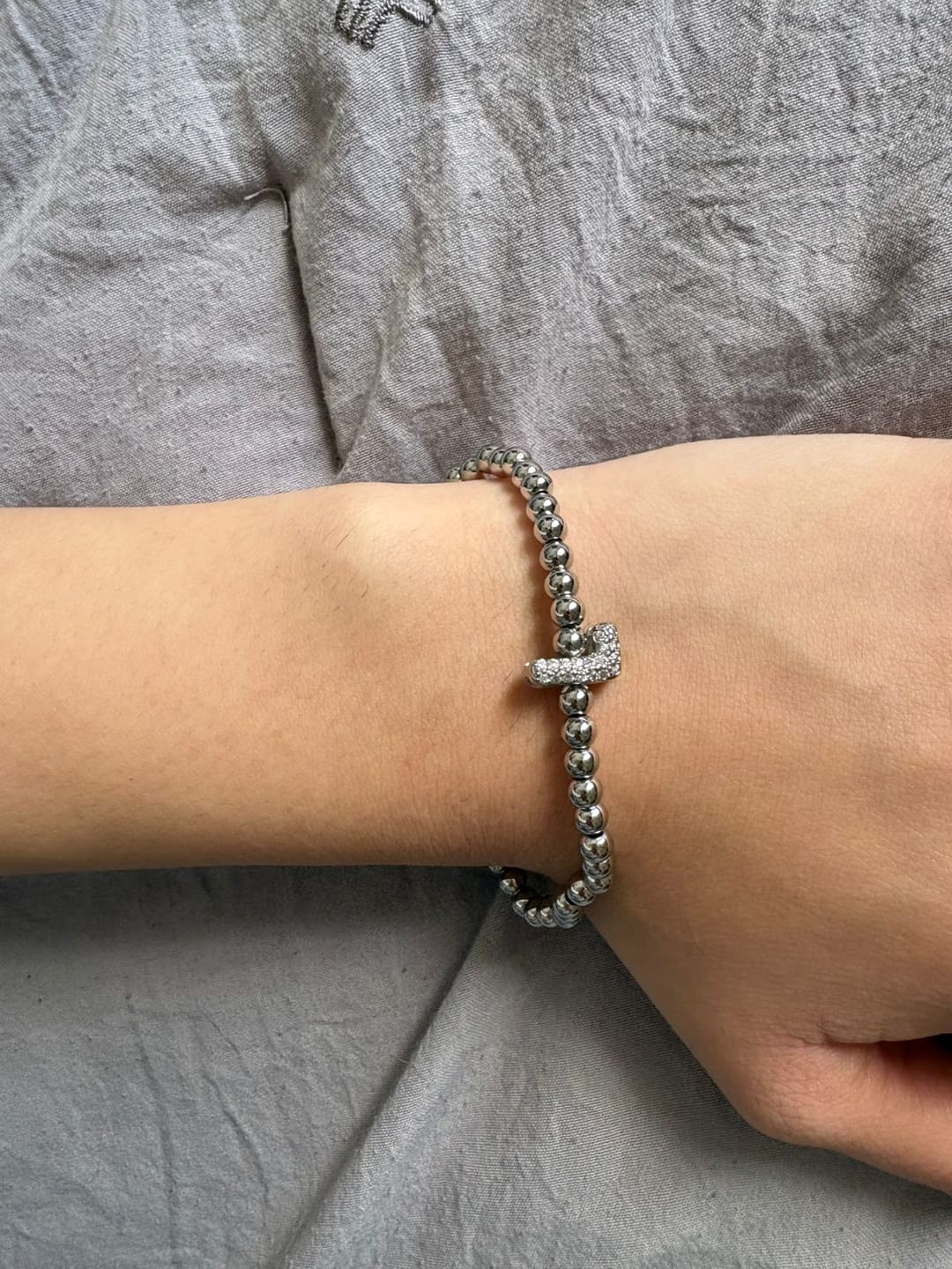 Customer photo review of Pulsera Plateada Con Inicial Mini Bubble Zirconia