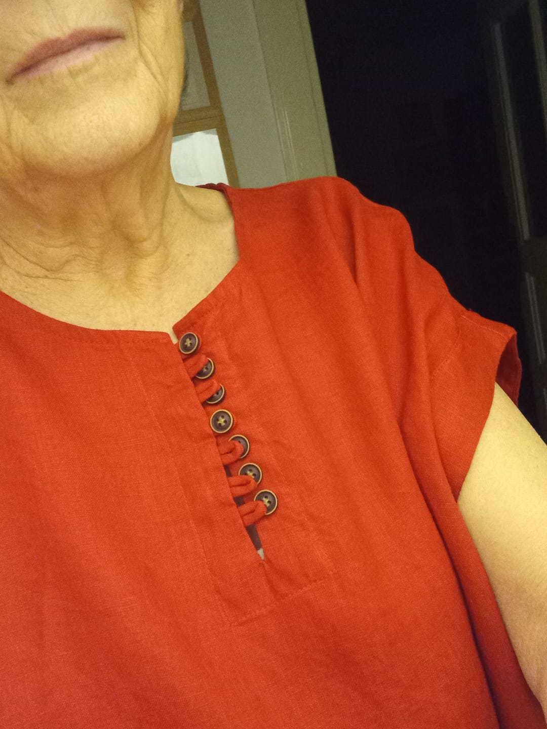 Customer photo review of Plus Size Women Summer Casual Pure Color O-Neck 100%Linen Shirt