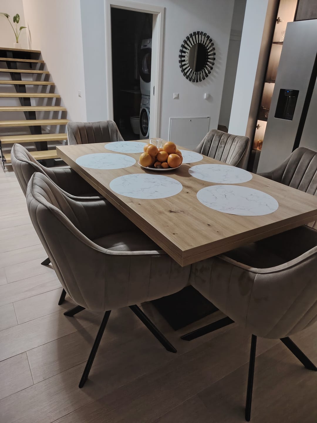 Customer photo review of Scaun rotativ AZALIA, bej inchis/negru, stofa catifelata/metal, 61x44x86 cm