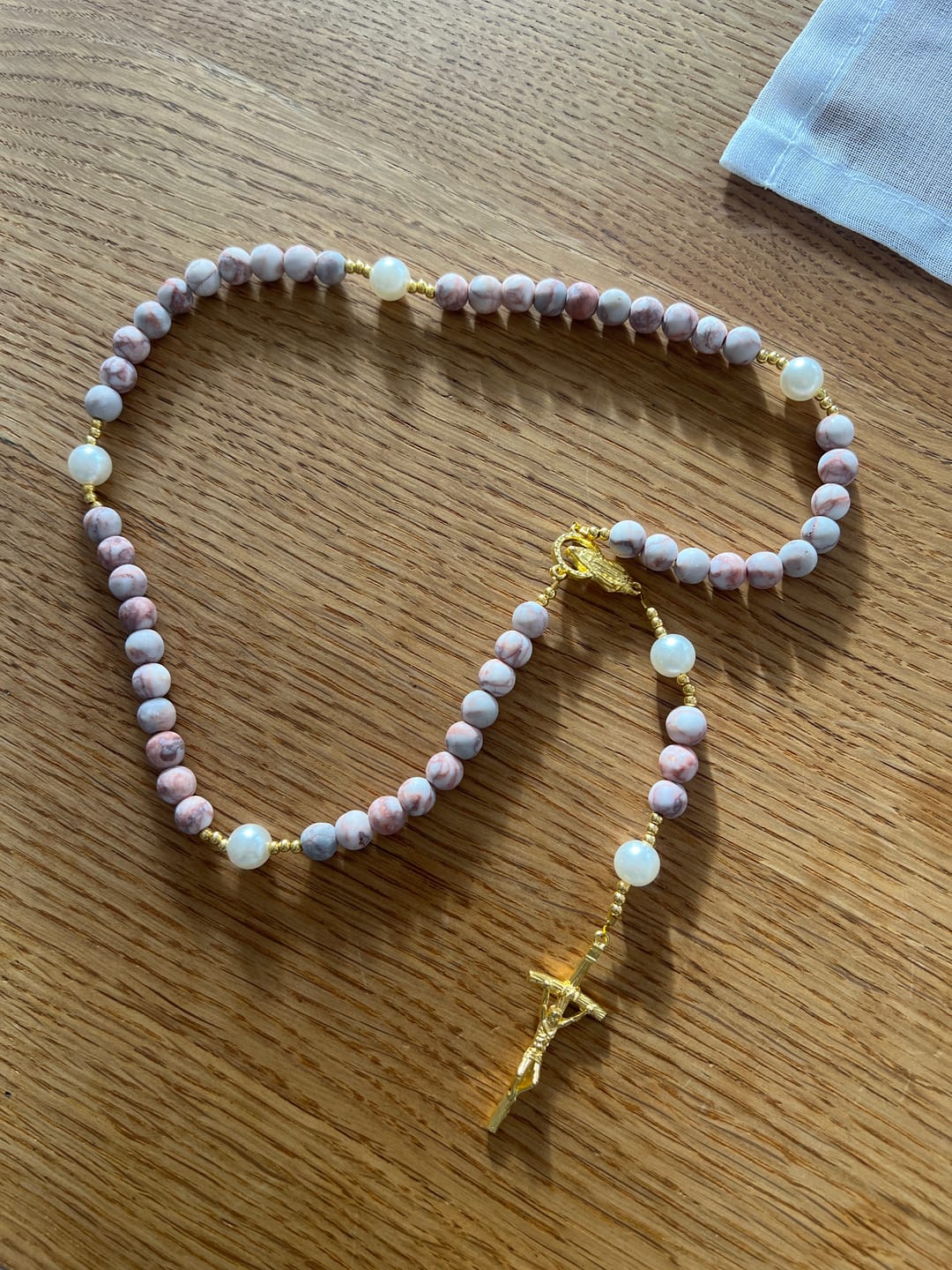 Customer photo review of Christianartworkshop Rosenkranz aus mattem rosa Zebrajaspis und Perlen mit Wundertätiger Medaille und Kruzifix