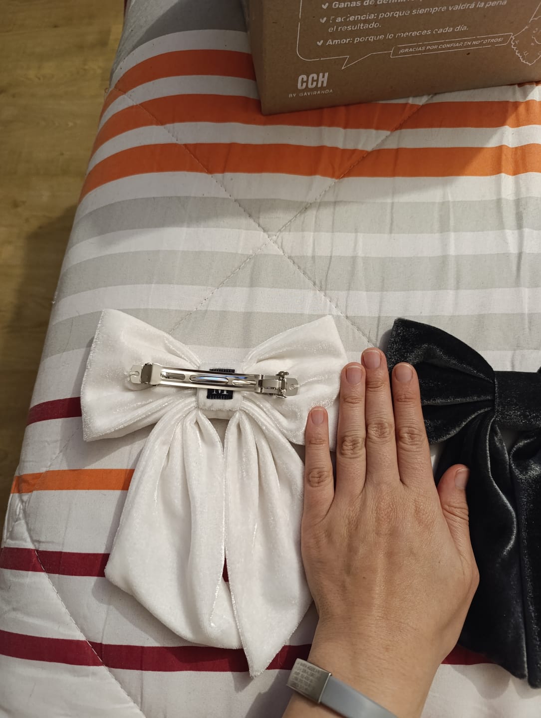 Customer photo review of Moño - Large velvet Bows