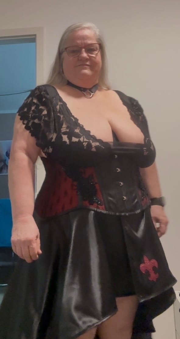 Customer photo review of SiaLinda: Augenbinde Zola II Jeanne, schwarz, Satin mit Lilie. Bondagetuch