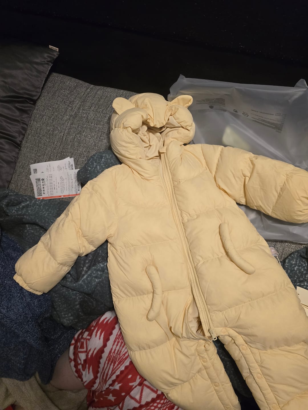 Customer photo review of Dave&Bella Baby Girls/Boys Winter Stylish Windproof Hooded Cozy Down Rompers