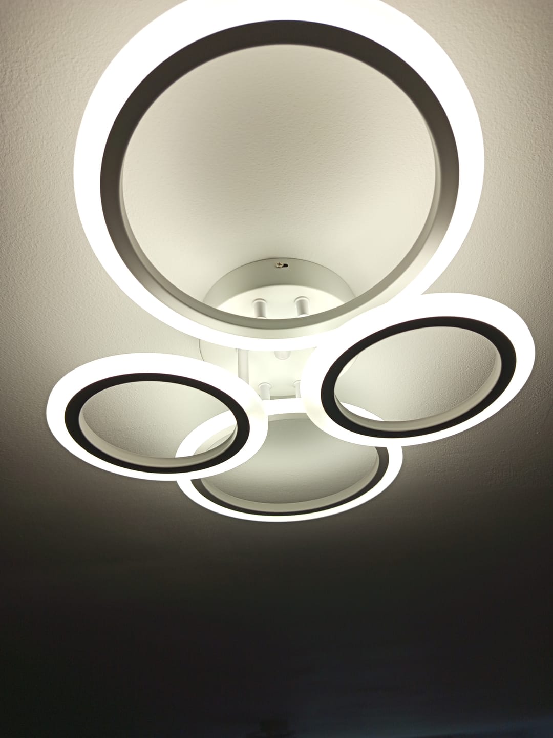 Customer photo review of Lustra LED 2+2 CIRCLE Design Alb Echivalent 400W Telecomanda