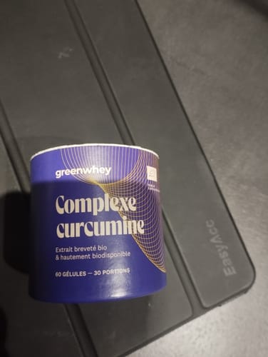 Photo d'un client montrant le pot bleu de Complexe curcumine Greenwhey.