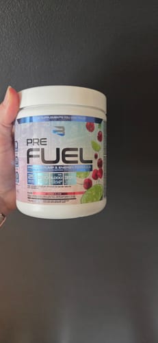 Client tenant son pot blanc de pré-entraînement Pre Fuel de Believe.