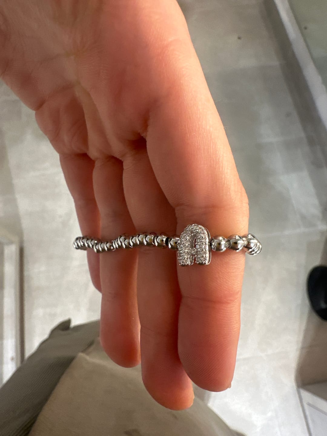 Customer photo review of Pulsera Plateada Con Inicial Mini Bubble Zirconia