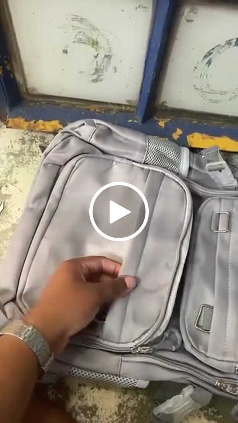 Customer video review of Mochila Unissex Impermeável com porta-chaves Versátil