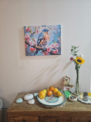 תמונת לקוח/ה של התוצר המוגמר של ערכת צביעה לפי מספרים, תלויה על קיר מעל שידה.