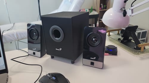 Customer photo review of Corneta Genius SW-2.1 300X Altavoces de 2.1 canales con Subwoofer,3 piezas, 10 vatios, Microphone-Headphone Jack Negro.