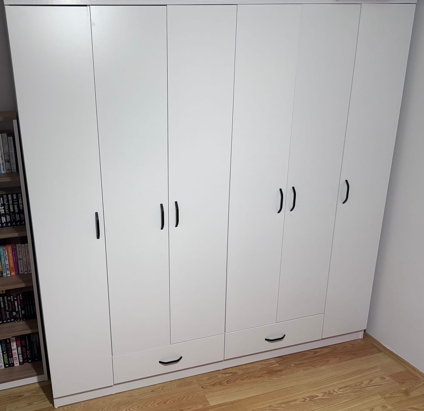 Customer photo review of Rani BA134 Geniş Gardırop Elbise Dolabı 6 Kapaklı 2 Çekmeceli 14 Raflı 2 Askılı Beyaz
