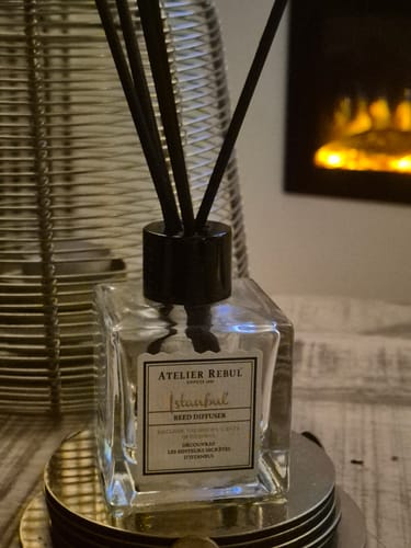 Recensent toont de Istanbul geurstokjes in een sfeervol en gezellig interieur bij de haard.