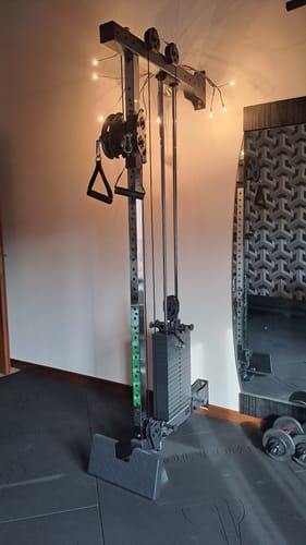 Kundenfoto des schwarzen R8 Pro Pulley Kabelzugs, der in einem gut beleuchteten Home-Gym aufgestellt ist.