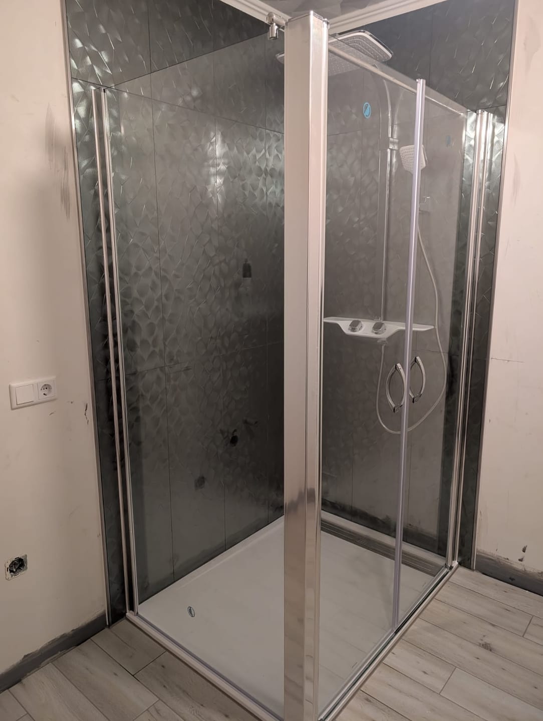 Customer photo review of Eckdusche Duschkabine mit Pendeltür, 6mm ESG, Klarglas - Tür 120cm, Höhe: 195cm