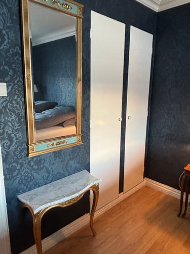 Anmelderens konsollbord dekket med Cortes marmor gold kontaktplast i en elegant gang.