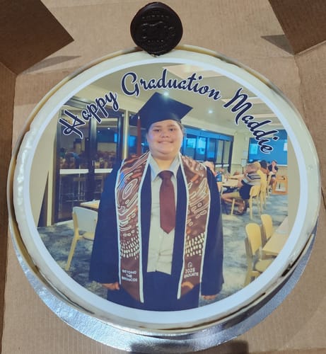 Customer photo review of 20 cm Pre-cut Circle Custom Edible Icing Image