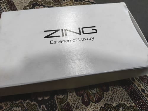 Customer shows the packaging for the OUD Supreme BUNDLE, a white box with 'ZING Essence of Luxury' text.