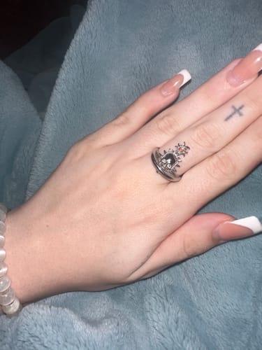 Customer wearing the silver ORBITUARY RING on their finger, showing its detailed skull design.