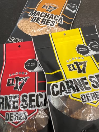 Foto del cliente mostrando las bolsas de Carne Seca y Machaca del kit.