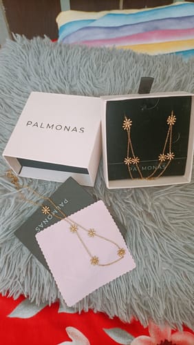 Customer photo review of Daisy Flower Necklace