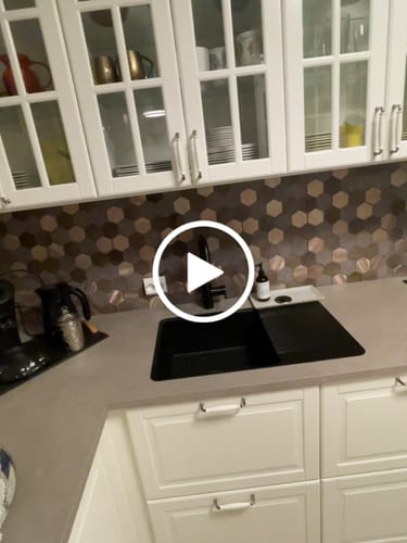 Kundeanmeldelse med video av Bente hexagon selvklebende veggfliser